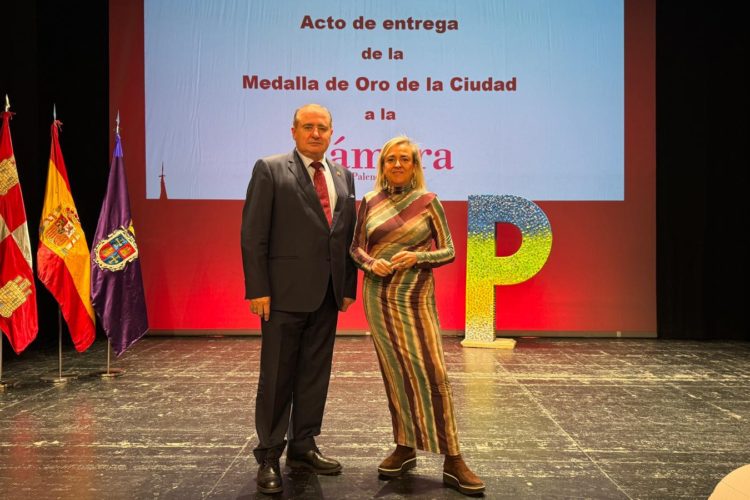 Acto de entrega de la medalla de oro de la ciudad de Palencia a la Cámara de Comercio, Industria y Servicios de Palencia